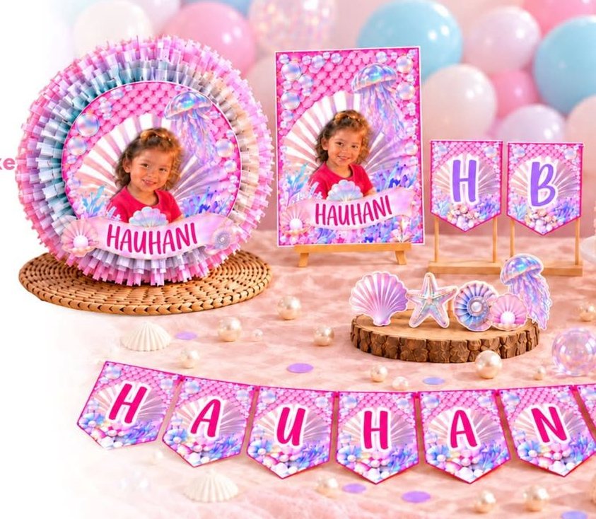 Table d'anniversaire thème océan : rosace, affiche et fanions au prénom de l'enfant, coquillages et méduses en papier